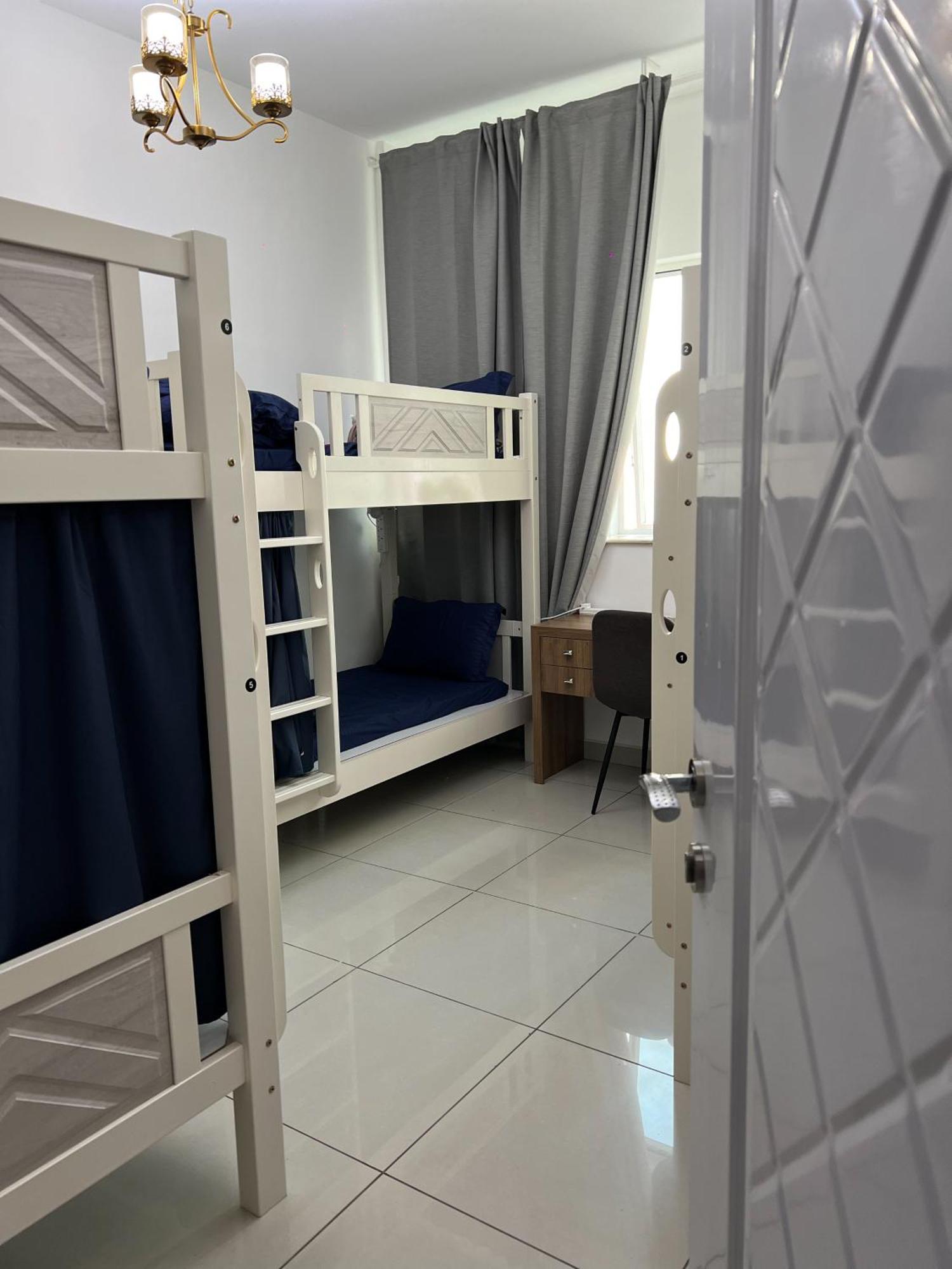Urban Panda Hostel Marina Дубай Екстериор снимка